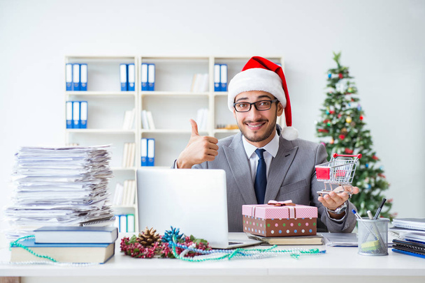 事務所でクリスマスを祝う若いビジネスマン - 写真・画像