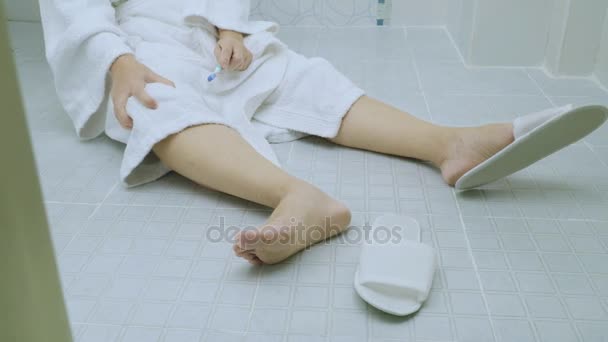Mujer cayendo en el baño porque superficies resbaladizas
 - Metraje, vídeo