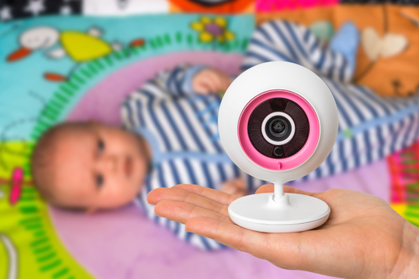 Matka drží baby monitor kamera za bezpečnost svého dítěte - Fotografie, Obrázek