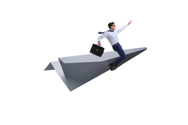 Бизнесмен, летающий на бумажном самолете в бизнес-концепции - Фото, изображение