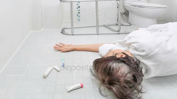 starsza kobieta spada w łazience, ponieważ śliskie powierzchnie - Materiał filmowy, wideo
