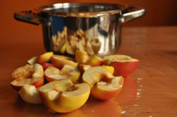 Gesneden appels compote. Pot voor het voorbereiden van een drank. - Foto, afbeelding
