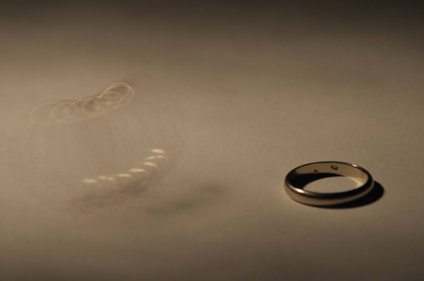 Золотые обручальные кольца Свидетельство и символ брака. Отношения. Любовь и доверие
. - Фото, изображение