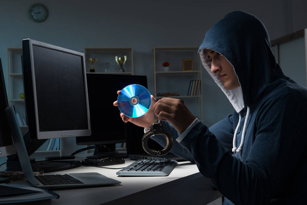 Hacker hacker computador à noite - Foto, Imagem