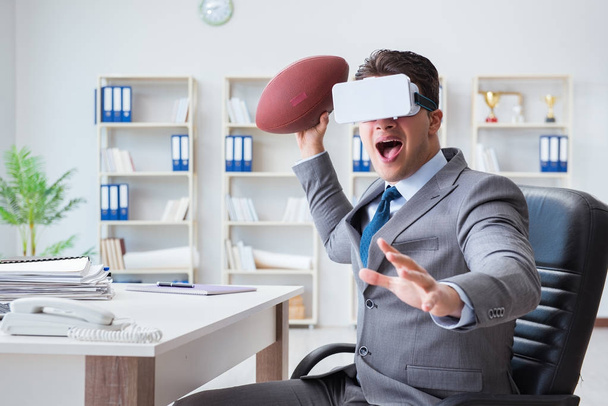 Üzletember játszik virtuális valóság labdarúgás az irodában VR g - Fotó, kép
