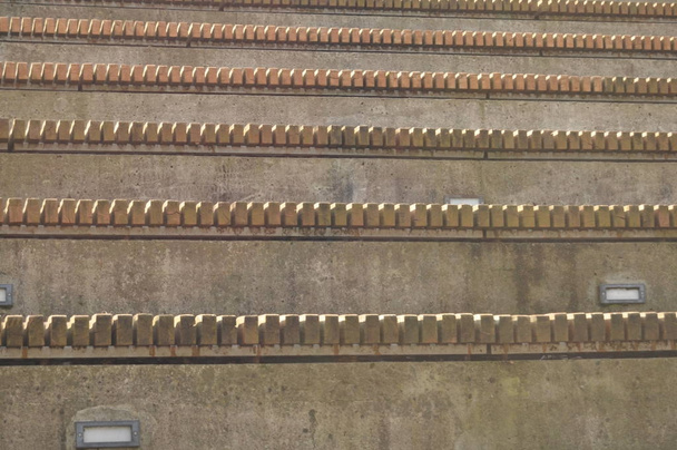 Αμφιθέατρο. Ξύλινα παγκάκια που στεγάζεται σε πέτρινο κύκλο. - Φωτογραφία, εικόνα