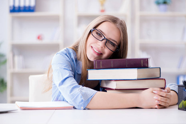 Νεαρή έφηβη φοιτήτρια προετοιμάζεται για τις εξετάσεις στο σπίτι - Φωτογραφία, εικόνα