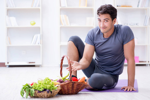 Mies edistää terveellisen ruokavalion ja urheilun etuja - Valokuva, kuva