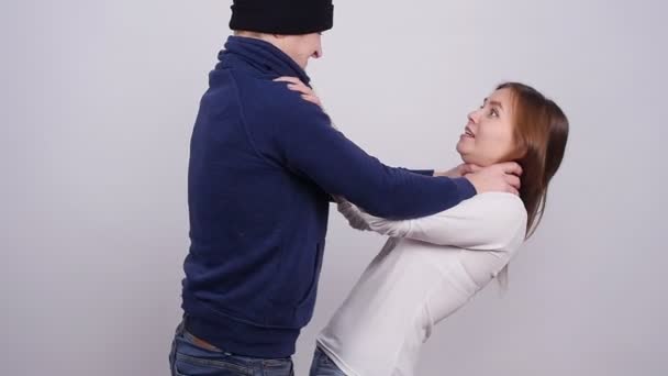 Violence domestique. Un homme bat et étrangle une femme
 - Séquence, vidéo