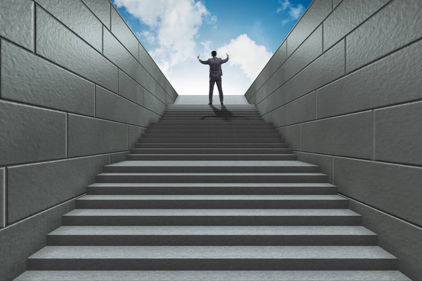 Empresário subindo escada desafiadora carreira no negócio co - Foto, Imagem