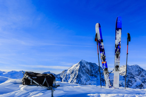 Esqui na temporada de inverno, montanhas e esqui turismo equi
 - Foto, Imagem