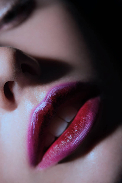 woman face with red lips - Φωτογραφία, εικόνα