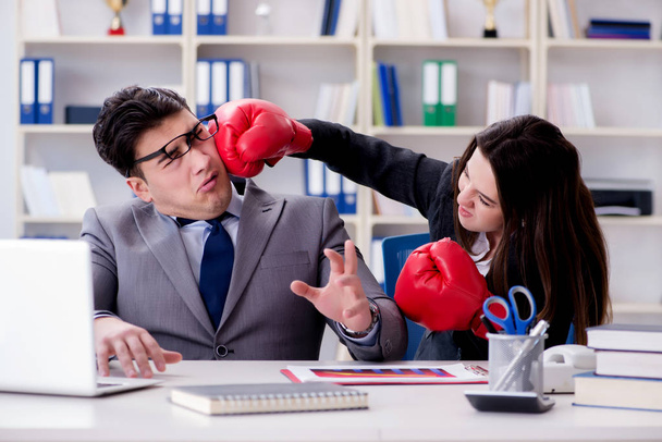 Conflicto de oficina entre hombre y mujer - Foto, imagen