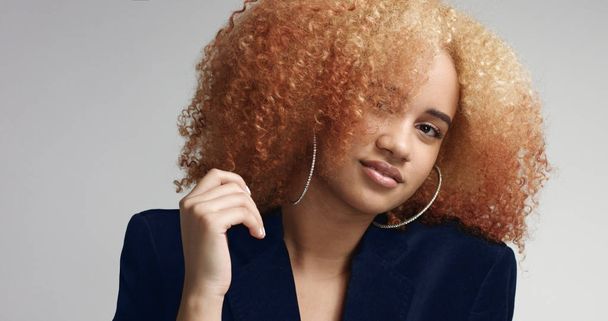 Gorgeous black female with light afro hair - Foto, afbeelding