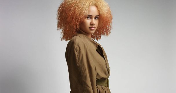 Atrakcyjny model Afryki w kolorze khaki płaszcz - Zdjęcie, obraz