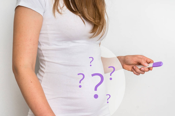 Mulher com imaginação de uma barriga grávida - conceito de infertilidade
 - Foto, Imagem