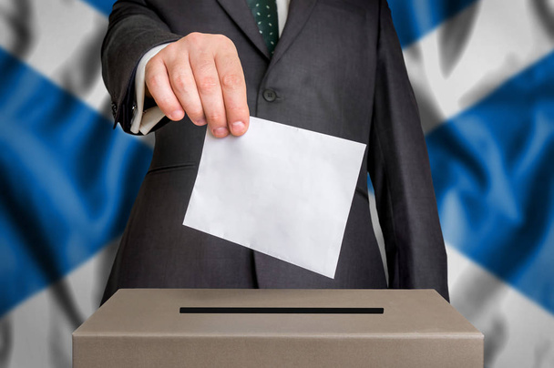Vaalit Skotlannissa - äänestys vaaliuurnilla
 - Valokuva, kuva