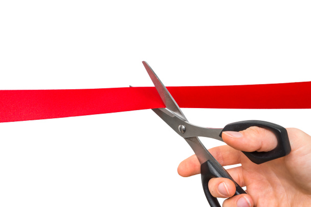 Mano con tijeras cortando cinta roja - ceremonia de apertura
 - Foto, imagen