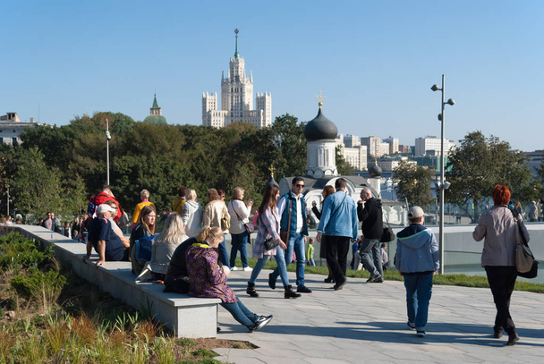 September 2017, Moscow, Russia. The people resting in the Park in Zaryadye - Photo, image