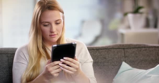 Young woman doing something on a tablet - Metraje, vídeo