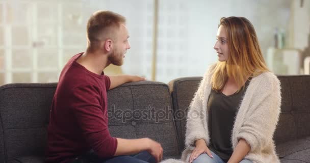 Young couple having differences on a couch - Metraje, vídeo