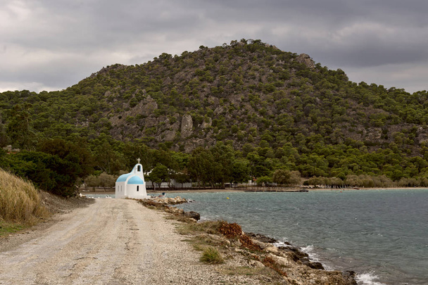 Pieni kirkko Vouliagmenin järven rannalla (Loutraki, Kreikka
) - Valokuva, kuva