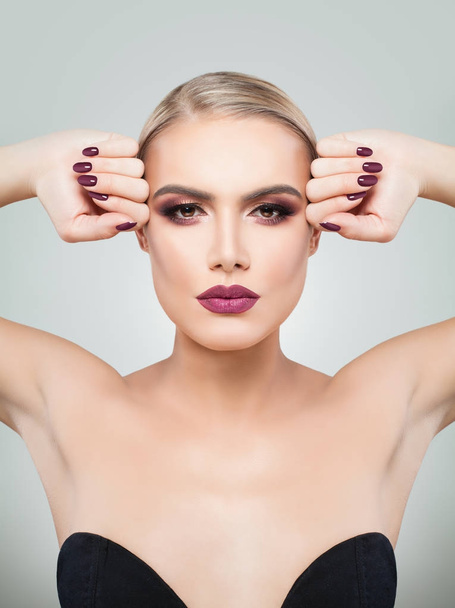 Beauty Sexy Woman with Perfect Professional Holiday Makeup - Φωτογραφία, εικόνα