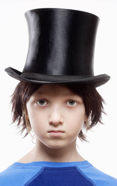 Junge mit brauner Perücke und schwarzem Hut - Foto, Bild