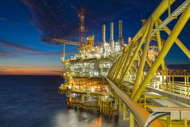 Походження світової енергетики та хімічної промисловості, нафтогазопереробна платформа виробляла газовий і нафтовий конденсат і відправлялася на морський НПЗ
 - Фото, зображення