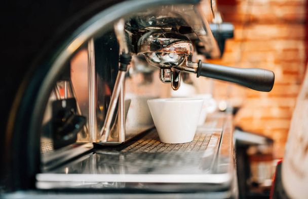 Automatic espresso machine preparing fresh arabic coffee into cups - Фото, изображение