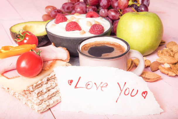Love you note and an abundent breakfast
 - Фото, изображение