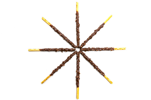 Chocolade gevuld Biscuit Sticks op witte achtergrond - Foto, afbeelding