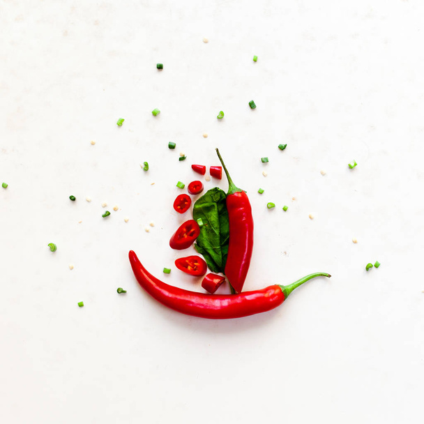 punaiset ja vihreät chilit - Valokuva, kuva
