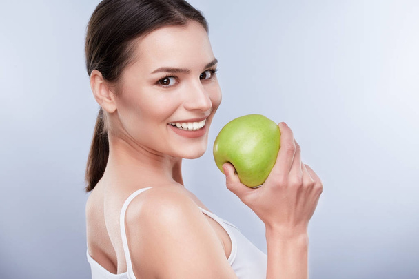 Frau mit grünem Apfel - Foto, Bild