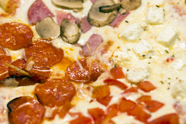 Υπόβαθρο του close-up πίτσα: λουκάνικο, ντομάτα, μανιτάρια, τυρί. - Φωτογραφία, εικόνα