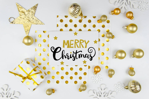Weihnachtskarte Flatlay Hintergrund mit goldenen Kugeln und Weihnachtsdekorationen frohe Weihnachten Schriftzug. - Foto, Bild