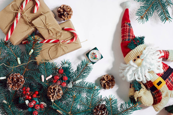 Noel ve yeni yıl arka plan: kürk-ağacı, dalları, hediyeler, beyaz bir arka plan dekorasyon - Fotoğraf, Görsel
