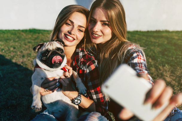 δίδυμες αδελφές λήψη selfie στο πάρκο - Φωτογραφία, εικόνα