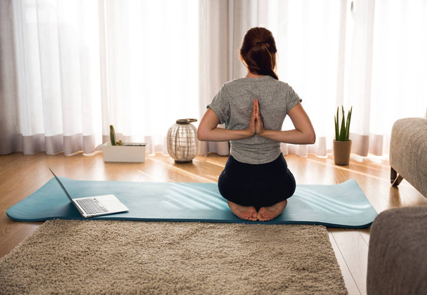 Donna che fa esercizio di yoga a casa
 - Foto, immagini