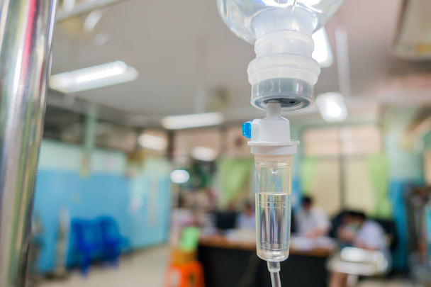 Goteo de solución salina intravenosa de primer plano para el hospital de pacientes
 - Foto, imagen