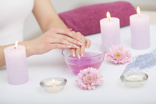Salon de beauté Spa. Gros plan de mains féminines avec F naturel parfait
 - Photo, image
