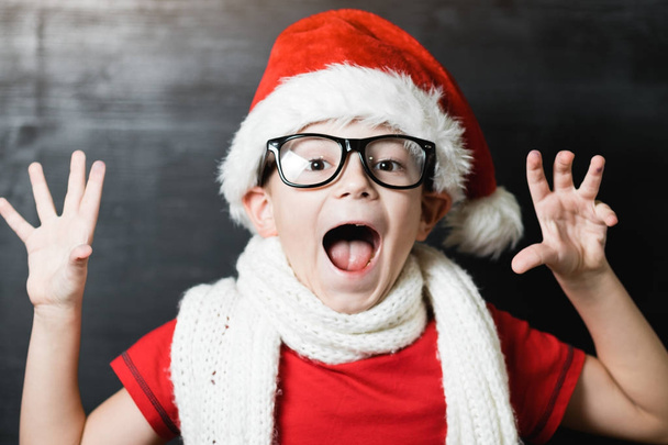 ενθουσιασμένος για αγόρι σε Santa καπέλο και γυαλιά - Φωτογραφία, εικόνα