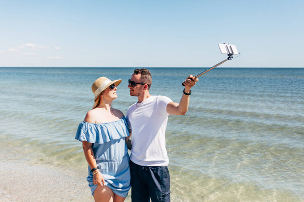 couple taking selfie on beach - Фото, зображення