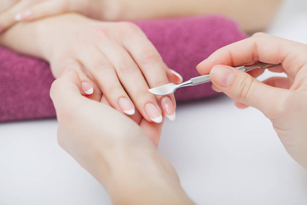 Kobieta ręce w salon paznokci, manicure procedura odbierania. Spa  - Zdjęcie, obraz