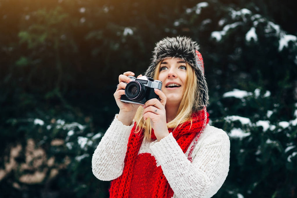 femme avec caméra dans le parc d'hiver
 - Photo, image