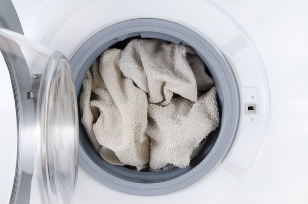 witte kleren wassen, wasmachine met handdoek open - Foto, afbeelding