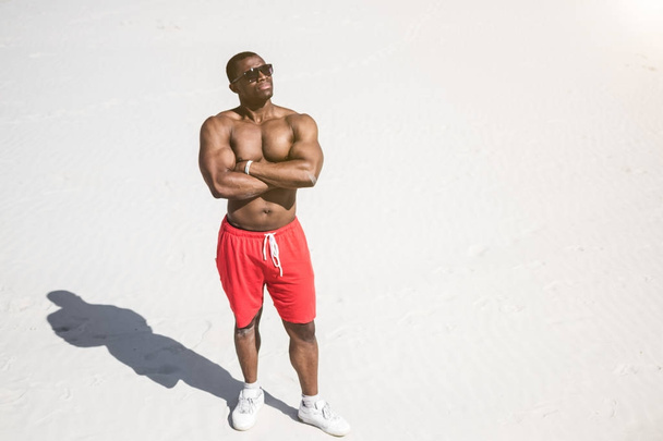 athletic man in sunglasses - Foto, Imagen