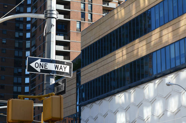 ONE WAY road sign points left on New York street - Foto, Bild