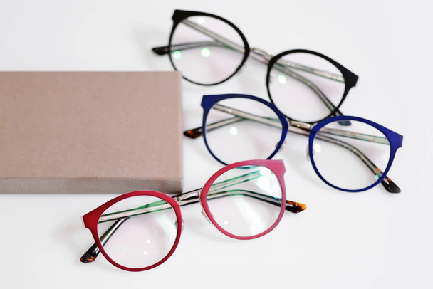 Різнокольорові модні окуляри з коробкою на білому тлі
 - Фото, зображення