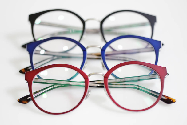Різнокольорові окуляри на білому тлі
 - Фото, зображення